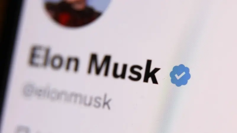 “إكس” في عاصفة اتهام خداع المستخدمين بالعلامة الزرقاء