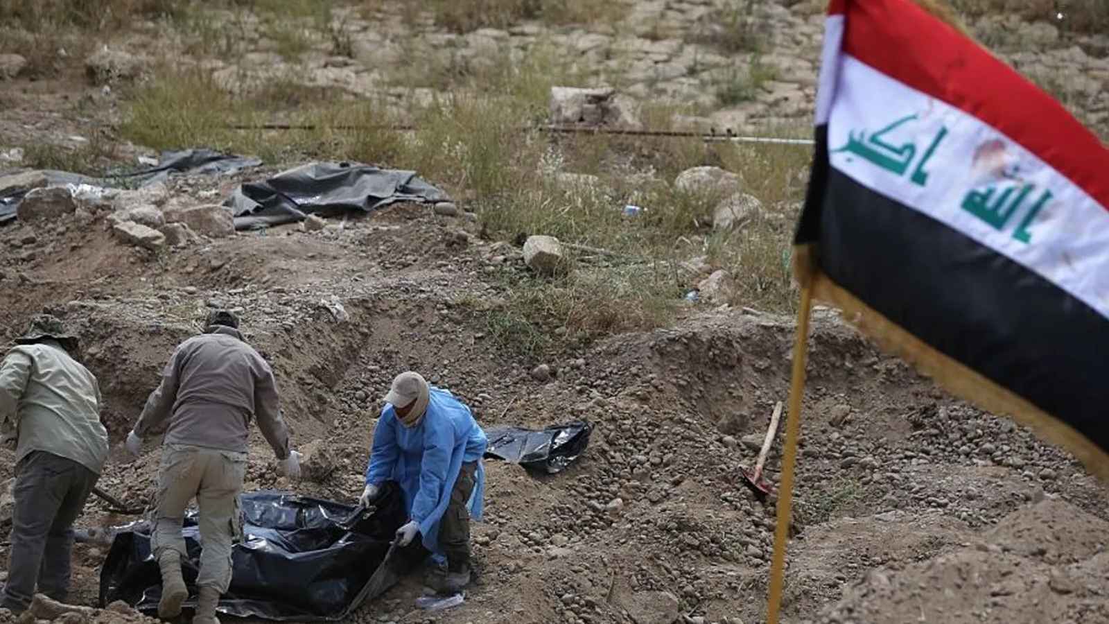 العربي الجديد: العراق يستعيد رفات 139 ضحية محتملة لداعش من مقبرة جماعية