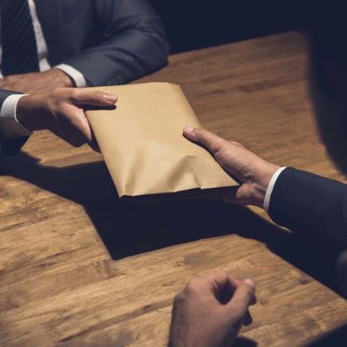 ضبط ثلاثة متهمين تسلموا ستة ملايين دينار مقابل إنجاز معاملة تقاعدية في نينوى