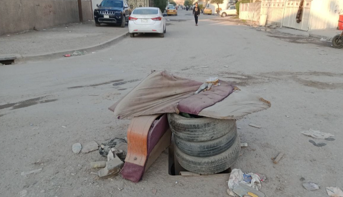 القبض على شخصين يسرقان أغطية فتحات الصرف الصحي ضمن منطقة الأعظمية في بغداد