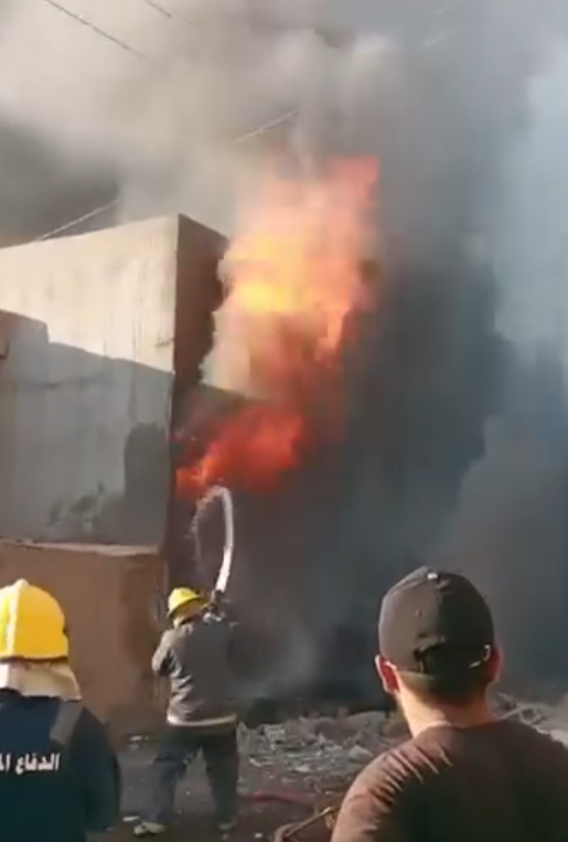انفجارات وتطاير ألعاب نارية نتيجة حريق أندلع بمخزن في بوب الشام ببغداد