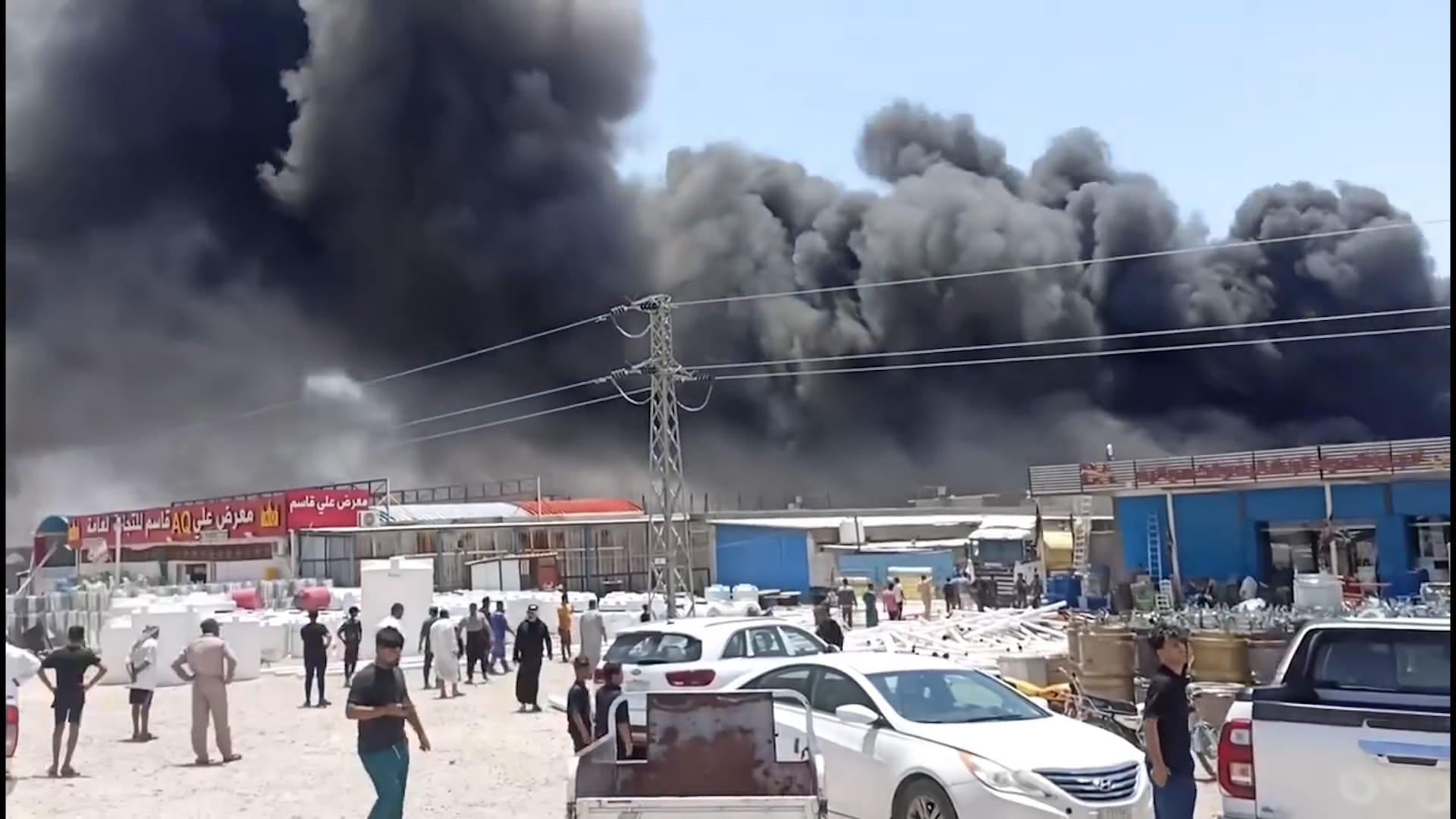 اندلاع حريق في مخزن للمواد الإنشائية على الطريق الرابط بين قضاء الرفاعي وقلعة سكر بمحافظة ذي قار