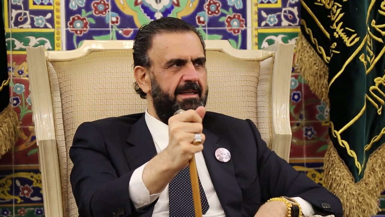 بحثا عن المال والسلطة.. داعية صوفي يثير الجدل بطقوسه الغريبة ويطمح لرئاسة العراق