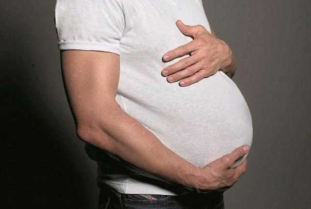 بريطانيا.. توجيه للأطباء بشأن حمل الرجال!