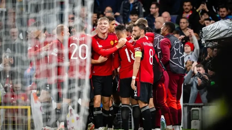 إجبار موظفي مانشستر يونايتد على الأكل في “دورات المياه”.. والسبب صادم