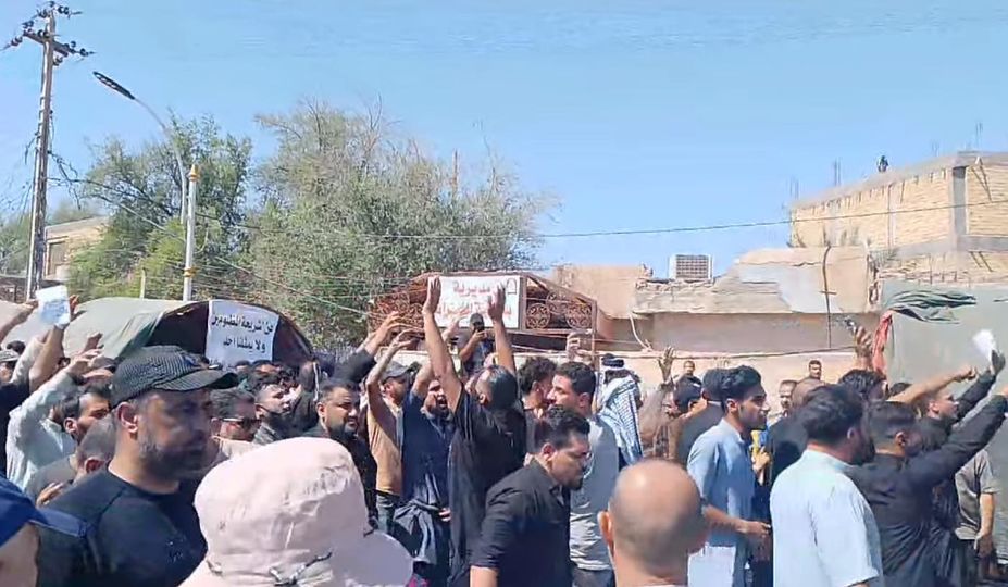 محتجون غاضبون يغلقون ثلاثة دوائر حكومية في قضاء الغراف بمحافظة ذي قار مطالبين بإقالة القائممقام