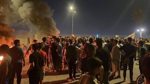 العشرات من أهالي منطقة “كميرة” ببغداد يتظاهرون احتجاجًا على انقطاع الكهرباء والماء وسوء الخدمات