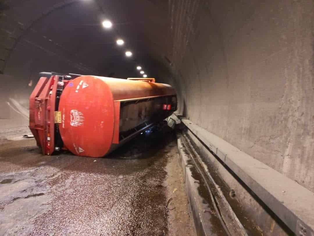 مصرع شخصين وإصابة ثلاثة آخرين نتيجة انقلاب صهريج وقود على سيارة داخل نفق دربنديخان بالسليمانية