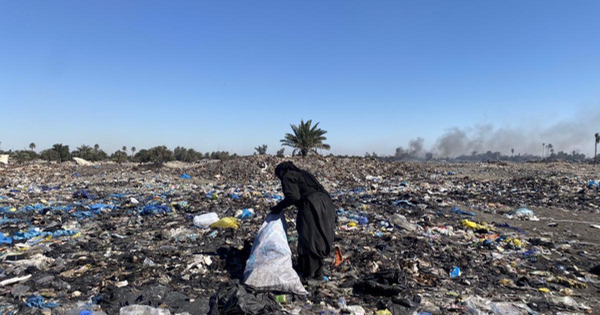 في بلد غني مثل العراق .. اهله الفقراء يبحثون عن لقمة عيش في طمر نفايات