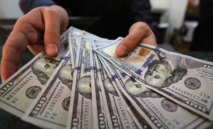 مختصون: الابتزاز والرشوة والتهريب اهم اسباب ارتفاع صرف الدولار