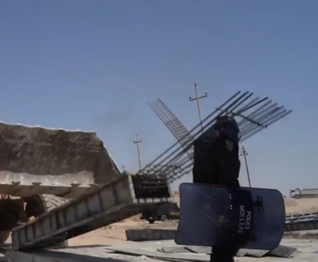 سقوط دعامة على منتسب في الشرطة أثناء رفع التجاوزات مما تسبب بإصابته