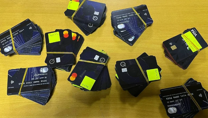 ضبط عصابة لتهريب العملة في بغداد بحوزتها آلاف البطاقات المزيفة