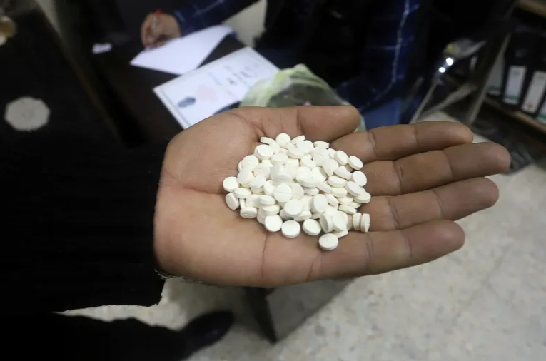 مراقبون : موظفون وعناصر أمن يسهلون دخول المخدرات الى العراق عبر المنافذ الرسمية