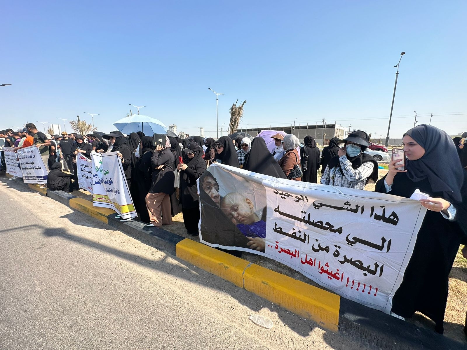 عشرات الخريجين يتظاهرون امام مجلس محافظة البصرة للمطالبة بالتعيين