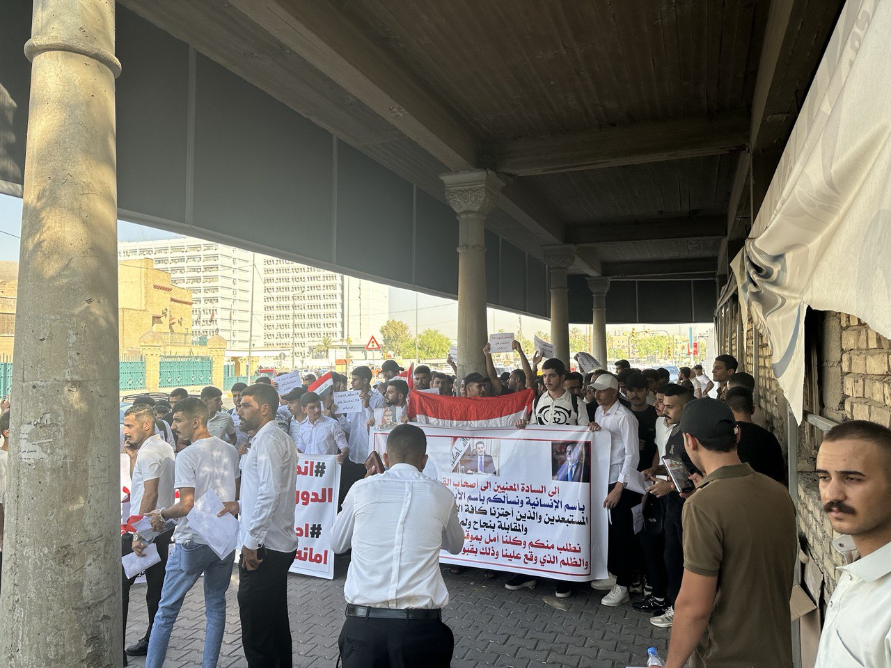 الطلبة المتقدمين للكلية العسكرية الدورة 114 يتظاهرون امام رئاسة اركان الجيش مطالبين بشمولهم بالملحق