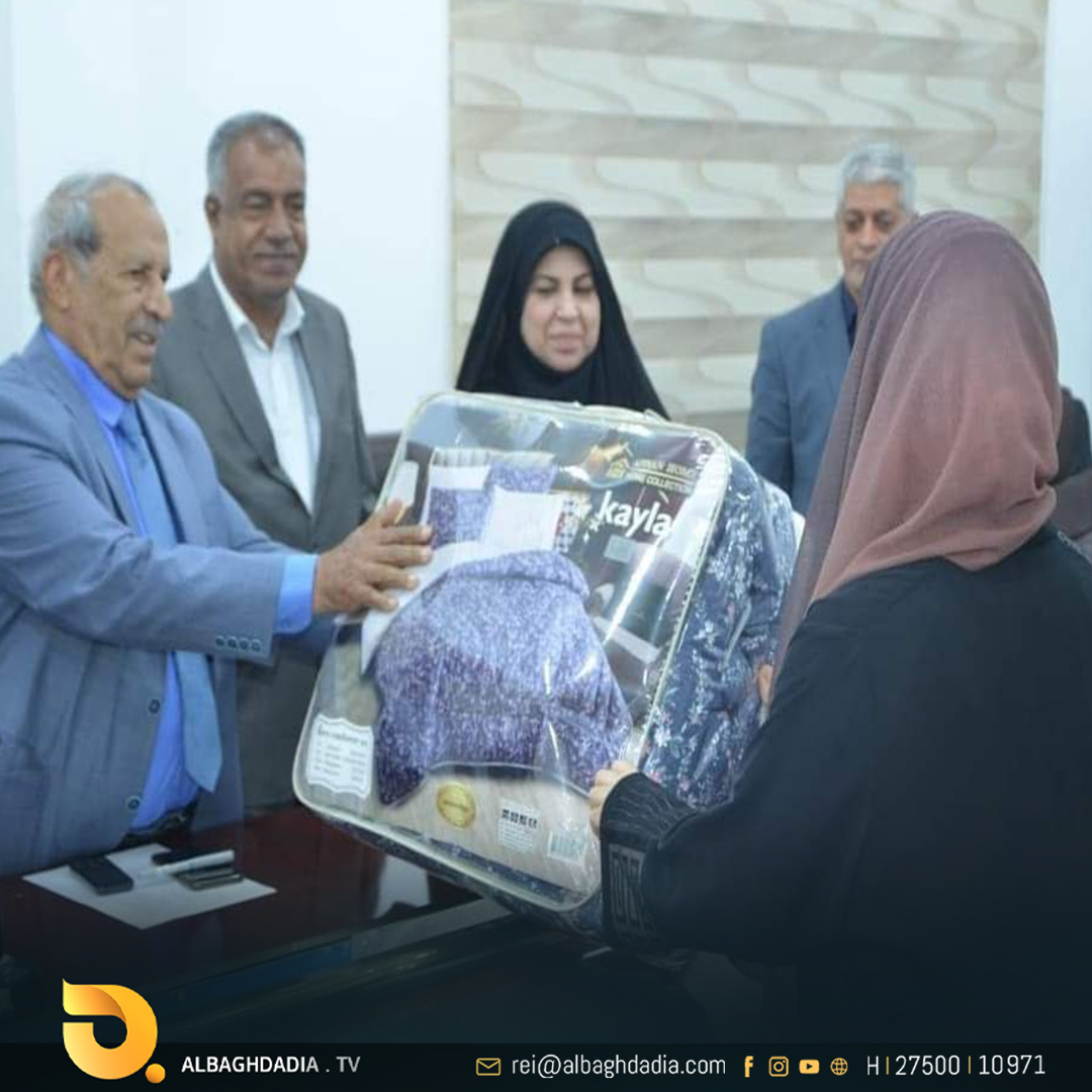 بالصور.. على طريقة الأحزاب الفاسدة.. غرفة تجارة المثنى تكرم متفوقي المحافظة في المتوسطة والإعدادية بالبطانيات الديباج