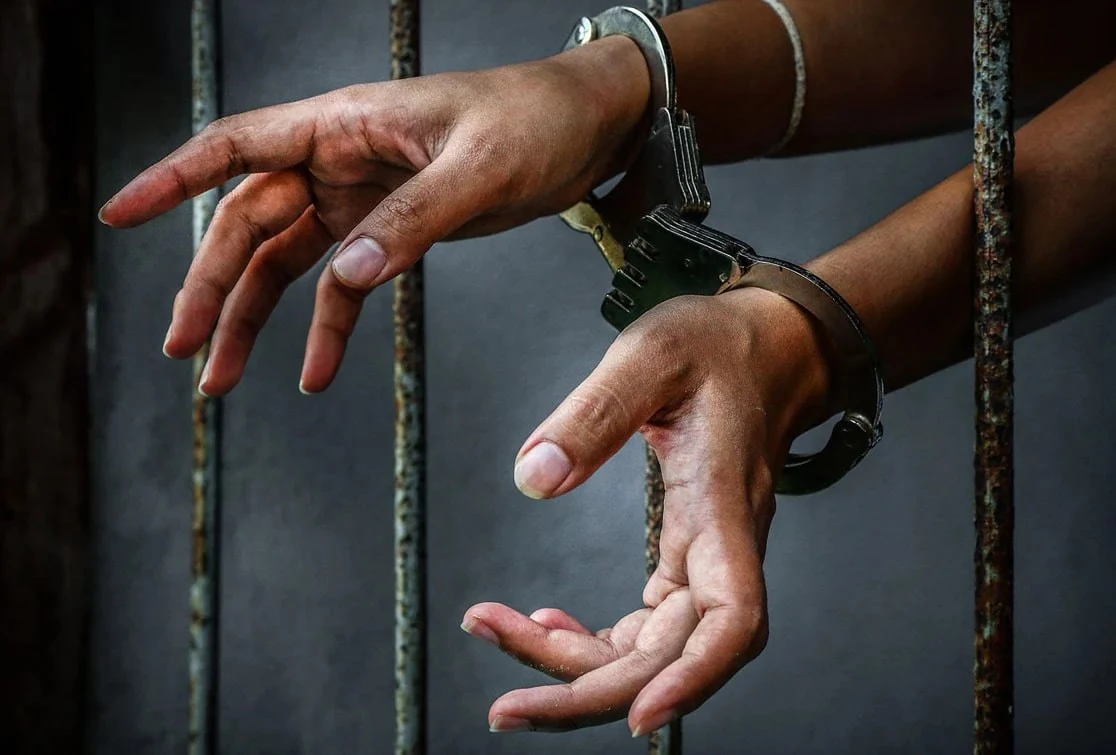 القبض على ثلاثة متهمين يديرون منظمة وهمية لإصدار بطاقات ائتمانيّة وتهريب العملة جنوبي بغداد