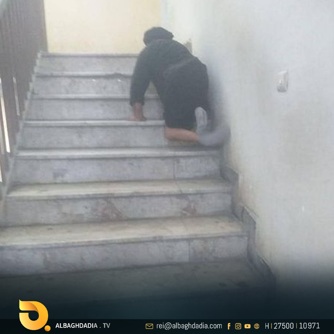 مواطن من ذوي الاحتياجات الخاصة يستخدم الدرج بعد عطّل المصعد بدائرة المجمع العدلي في ميسان منذ أيام