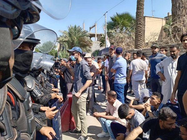 بعد ظلمهم.. أوائل العراق يتظاهرون أمام وزارة التعليم للمطالبة بشمولهم بالتعيينات