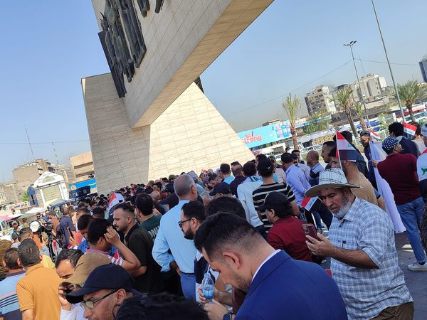 مئات الموظفين يتظاهرون في ساحة التحرير وسط بغداد للمطالبة بإقرار سلم الرواتب الجديد