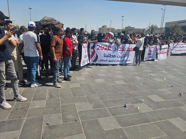 المئات من عقود 2020 يتظاهرون في ساحة التحرير للمطالبة بالتثبيت على الملاك الدائم