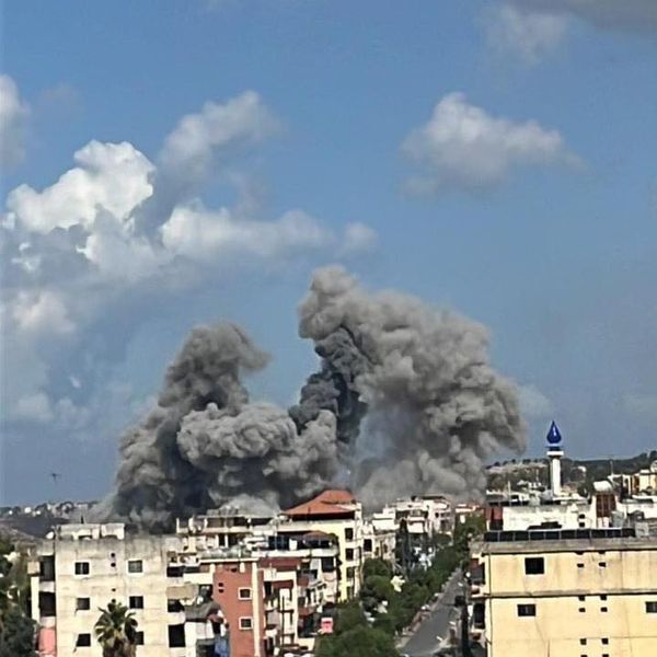 وكالة الأنباء اللبنانية: المواطنون ومكتب وزير الإعلام تلقوا رسائل ومكالمات من العدو الإسرائيلي لمطالبتهم بإخلاء أماكنهم