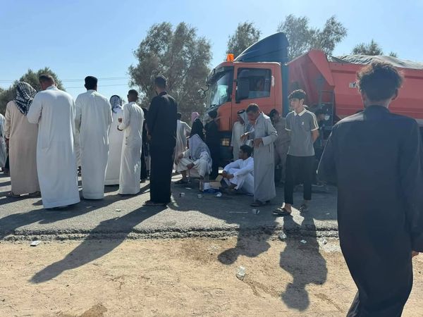 أهالي قضاء الهلال في محافظة المثنى يقطعون طريق الرميثة للمطالبة بتغيير مسار سيارات الحمل التي تسبب حوادث يومية