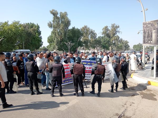 أصحاب قطع الأراضي المحجوزة يتظاهرون امام مبنى مجلس محافظة ديالى للمطالبة برفع الحجز