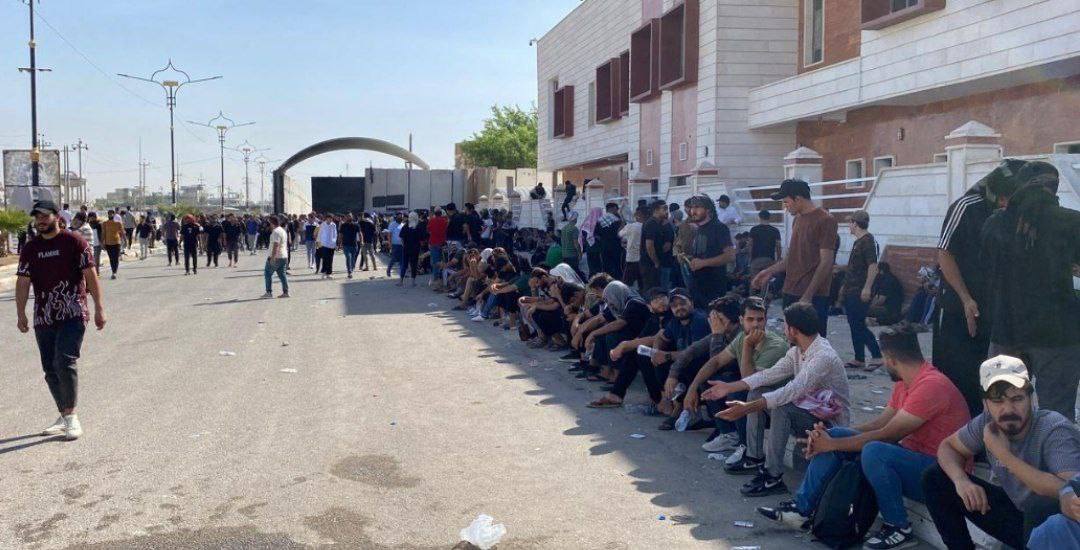 اغلاق مبنى محافظة ذي قار من قبل الخريجين للمطالبة بالتعيين