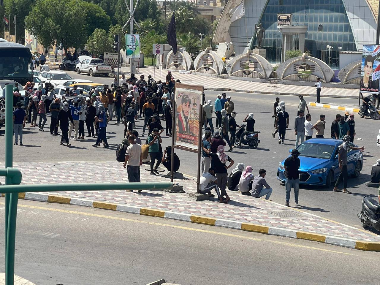 اغلاق تقاطع البهو في مدينة الناصرية من قبل خريجين مطالبين بالتعيين