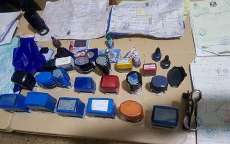 اعتقال متهم بالتزوير وضبط بحوزته 550 ختما مزورا في مدينة الصدر شرقي بغداد