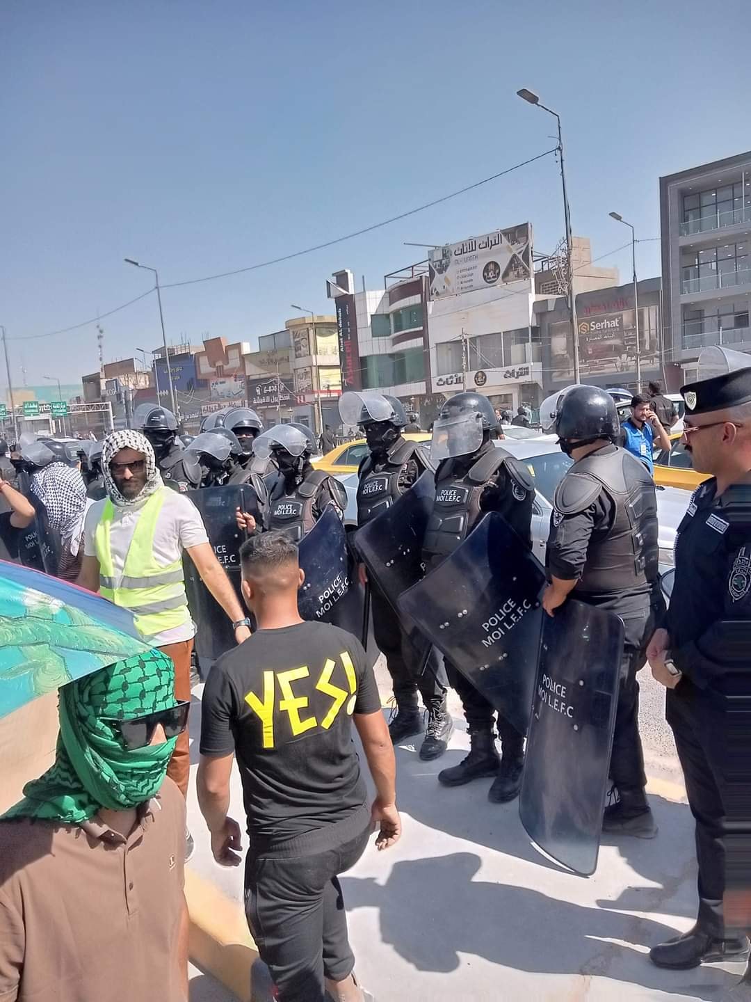 تظاهرات غاضبة للخريجيـن امام مبنى محافظـة بابل للمطالبة بالتعيين