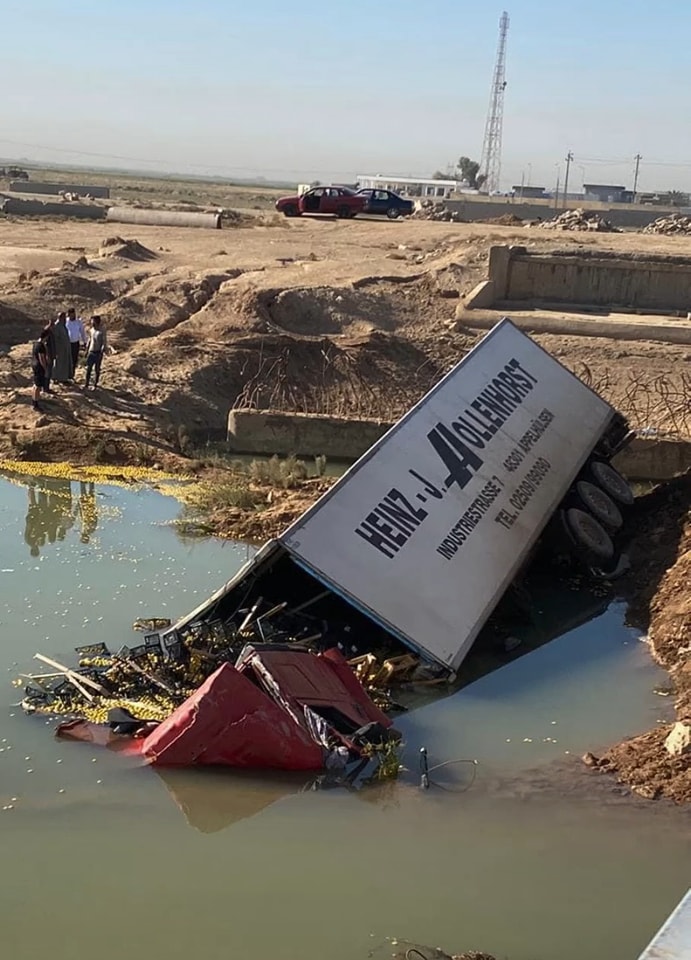 سقوط شاحنة محملة بالليمون في مشروع مياه على طريق كركوك – تكريت