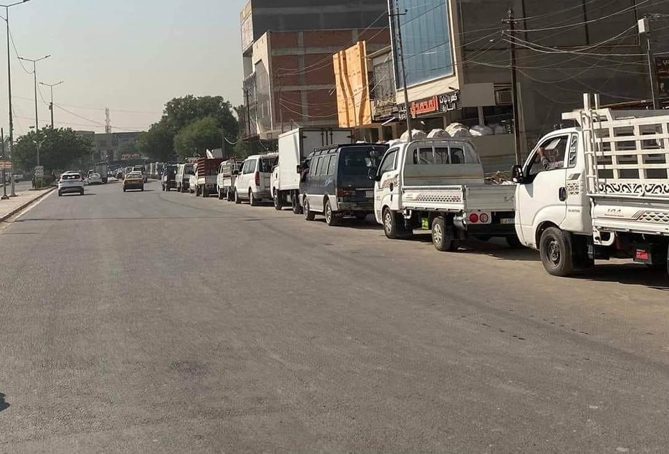 اليوم الرابع.. تشهد بغداد وعدد من المحافظات أزمة في “الكاز” انتجت طوابير طويلة أمام المحطات