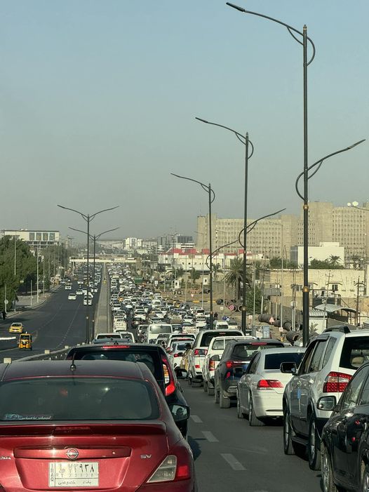 زحامات مرورية خانقة تشهدها مناطق العاصمة بغداد تشل حركة السير بأغلب الشوارع والتقاطعات