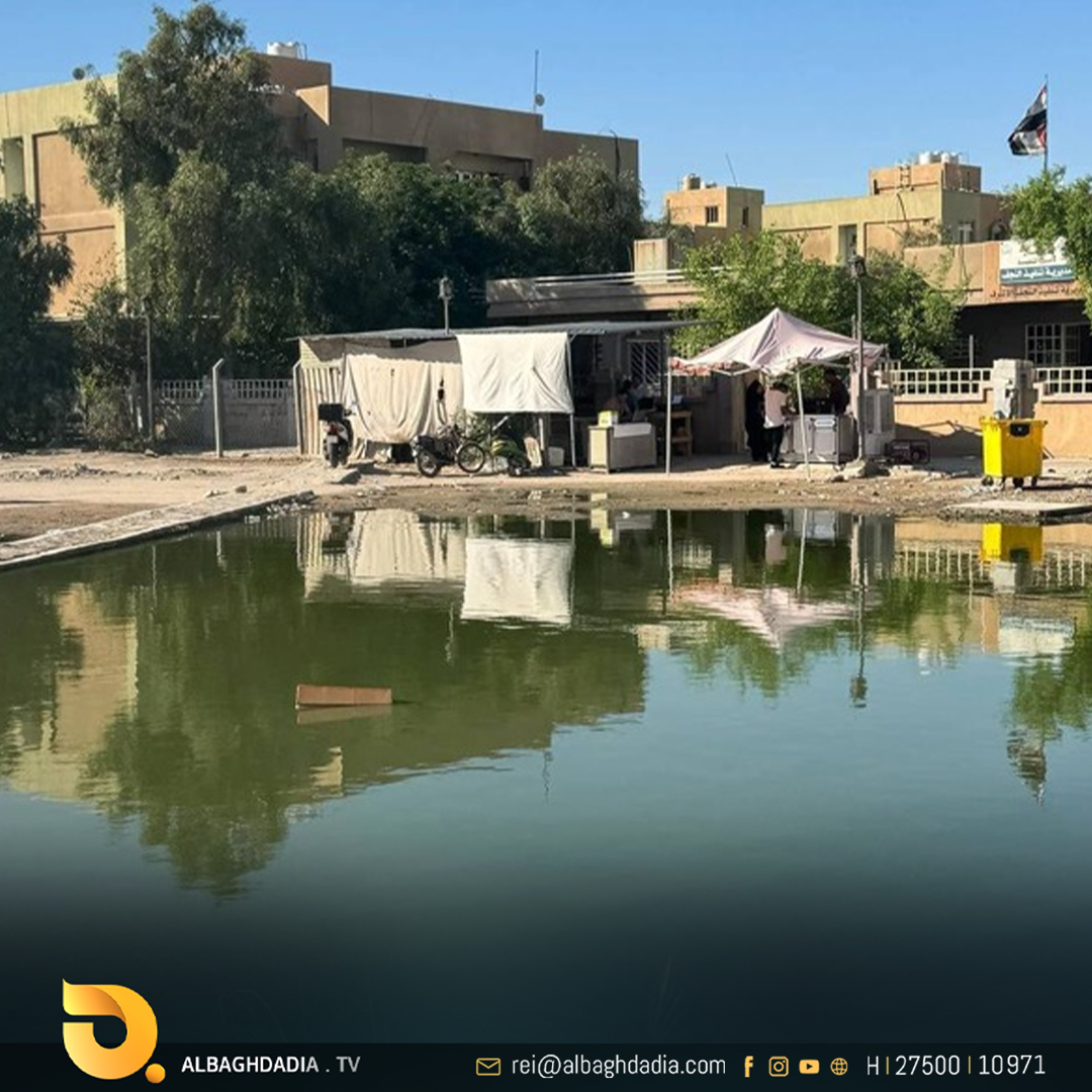 بالصور.. طفح المجاري أمام دائرة التنفيذ في محافظة النجف يحول الساحة الأمامية الى بركة مياه آسنة قبل حلول فصل الشتاء
