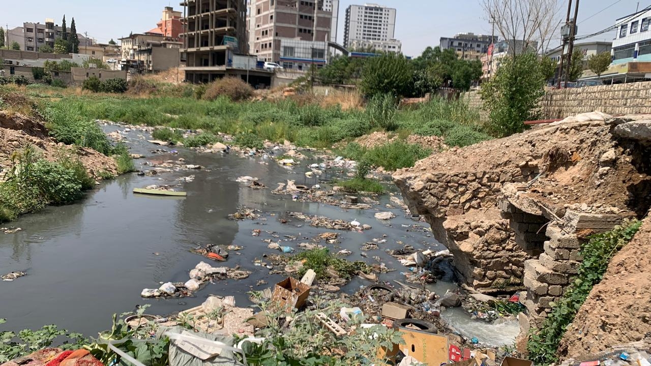 رمي مخلفات الصرف الصحي دون معالجتها تؤثر على المياه الجوفية والمنتجات الزراعية في دهوك