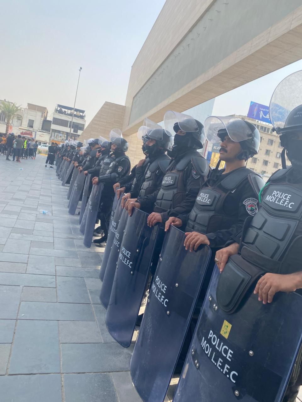 اعداد كبيرة من القوات الأمنية تحاصر ساحة التحرير وتمنع الوسائل الإعلامية من تغطية التظاهرات