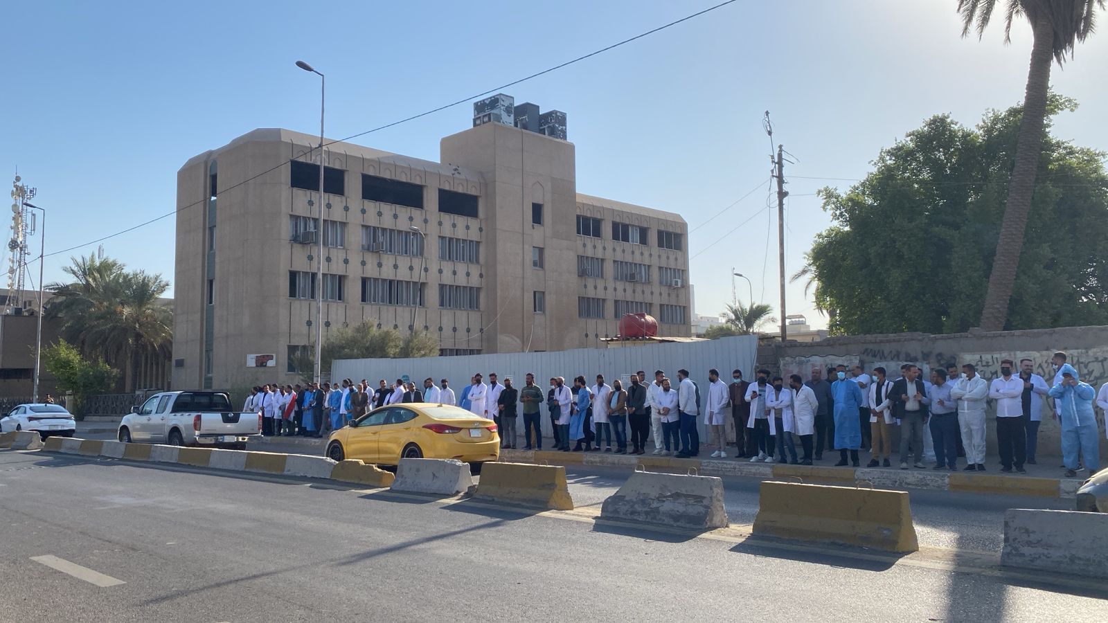 العشرات من موظفي صحة النجف يتظاهرون أمام المحكمة الإدارية بمنطقة الصالحية وسط بغداد للمطالبة بتوزيع قطع الأراضي