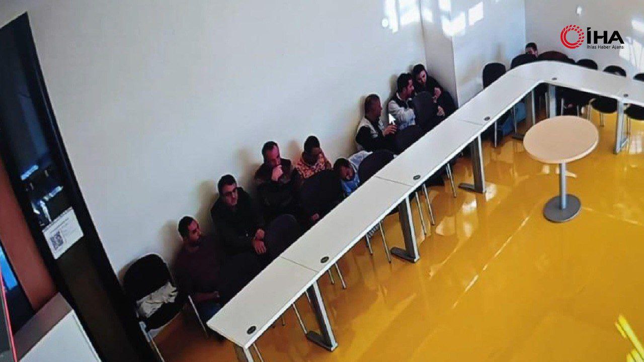 وسائل إعلام تركية تتـداول صـورة لرهائـن محتجزيـن داخل مقر المنشأة التي اقتحمها مسلحون بأنقرة