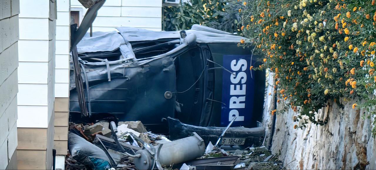 بالصور.. لقطات متداولة من موقع الغارة الصهيونية التي استهدفت فندقا يقيم فيه صحفيون لبنانيون وأجانب في بلدة حاصبيا جنوبي لبنان