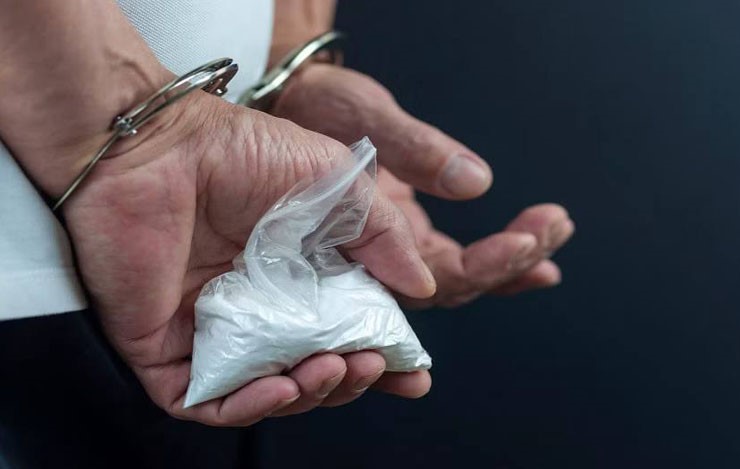 سعى لتعليمها لتجار محليين.. القبض على شخص متهم بصناعة مادة “الكريستال” المخدرة في بغداد