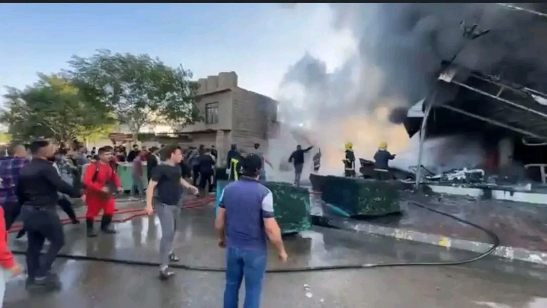 حريق يلتهم معمل اسفنج بالقرب من محطة عقبة بن نافع وسط محافظة كركوك