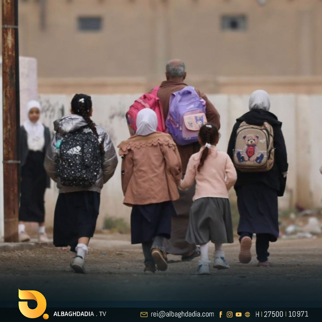بالصور.. مع بداية أسبوع جديد يساعد الأب بناته في حمل حقائبهن وتوصيلها إلى المدرسة في مدينة أبو غرق بمحافظة بابل