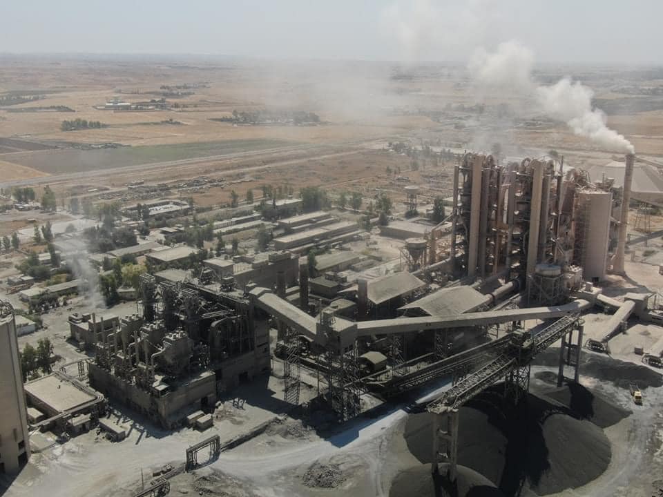 بيئة كركوك تغلق معمل اسمنت المحافظة وتغرمّه 450 مليون دينار لمخالفته شروط الصحة العامة