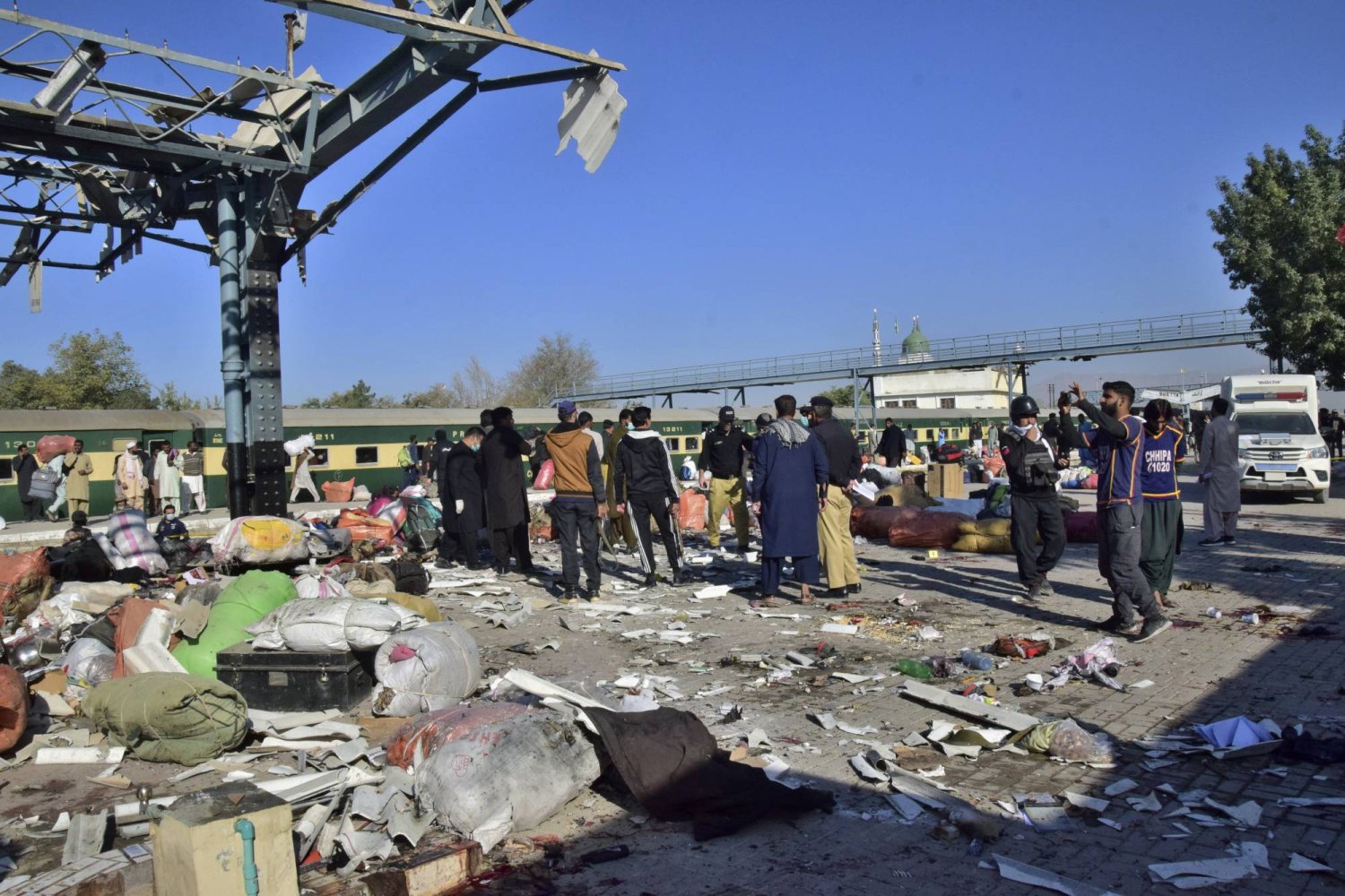 مقتل 17 شخصا بانفجار في محطة قطارات رئيسية جنوبي باكستان