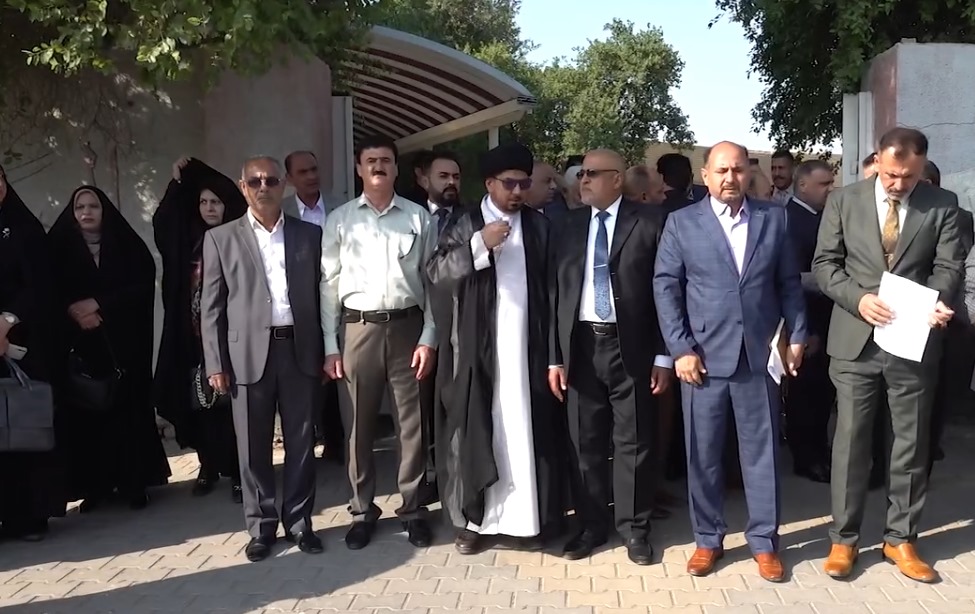 الاشراف التربوي بميسان ينظمون وقفة احتجاجية ضد تدخل أعضاء مجلس المحافظة بعملهم