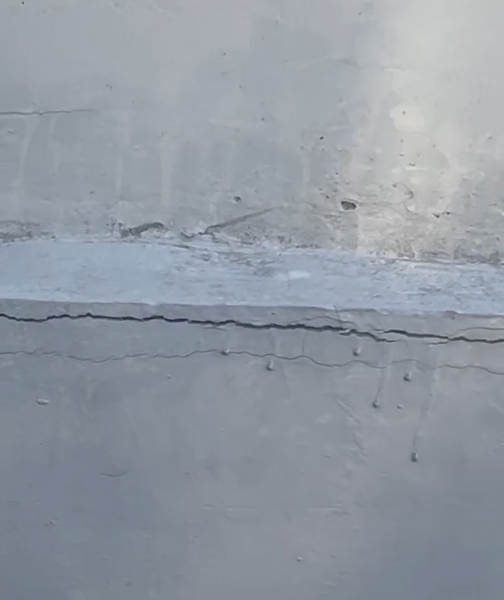 مواطن يوثق ظهور تشققات في جدار مجسر قرطبة
