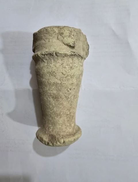 سلمها الى الجهات المعنية.. مواطن من الديوانية يعثر على قطعة أثرية على شكل جرة فخارية تعود إلى العصور القديمة بقضاء الشافعية