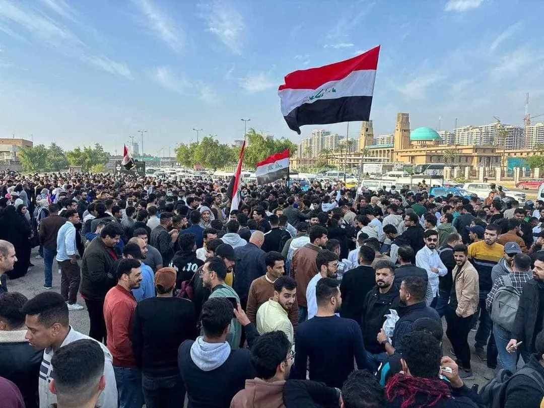 خريجو المهن الطبية يتظاهرون أمام مجلس الخدمة الاتحادي في منطقة العلاوي وسط العاصمة بغداد للمطالبة بالتعيين